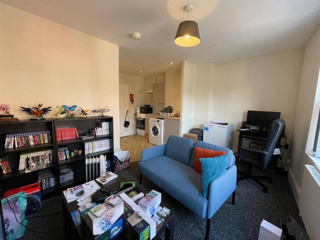 Flat 2 Lounge 1.2.jpg