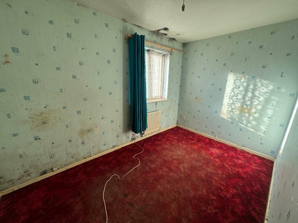 BEDROOM 1 ( FRONT)