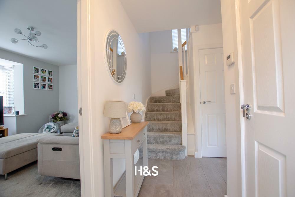 7 noble way - hall.jpg