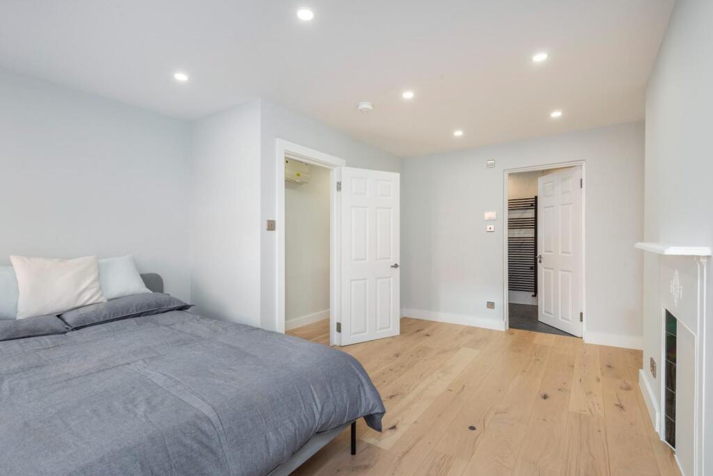 bedroom (1).jpg