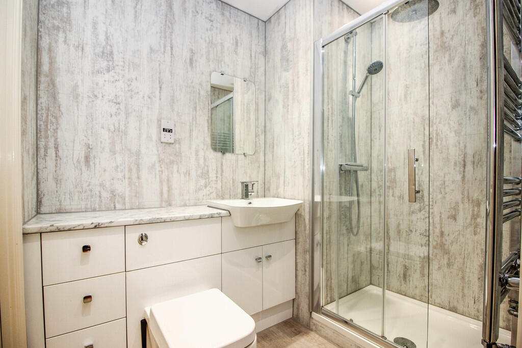 Bathroom 1 Pic 1