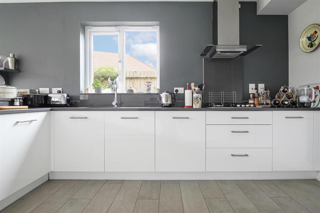 Kitchen 2.jpg