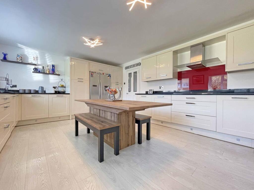 Great Berry Road 52 - Kitchen Diner 1.jpg