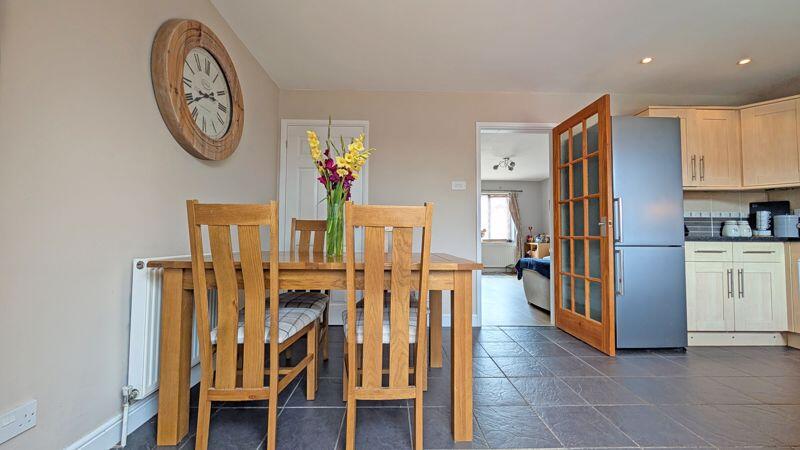 KITCHEN/DINING AREA