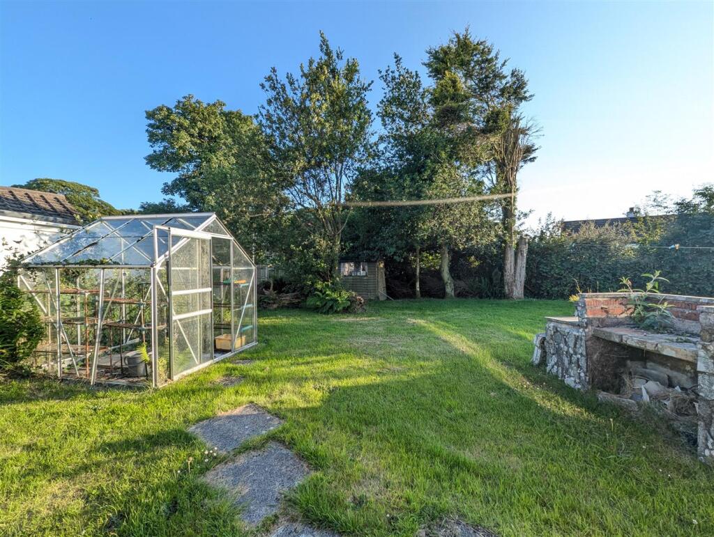 11 Parkwoon Close - Garden