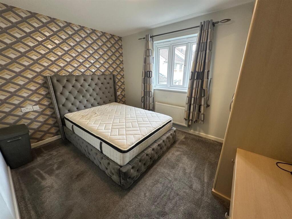 Bedroom 1.jpg