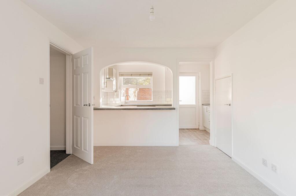 Livng/Dining Room (3)