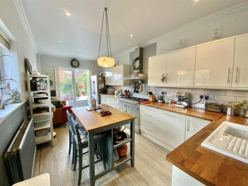 Kitchen/ Dining Room