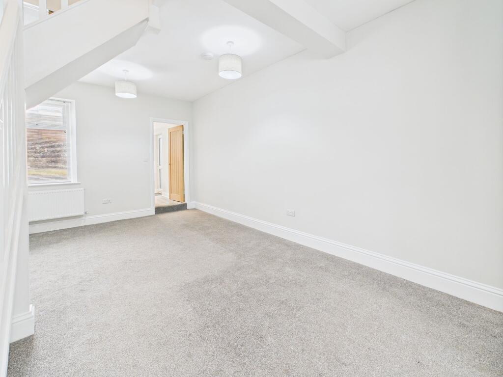 Living area/dining area