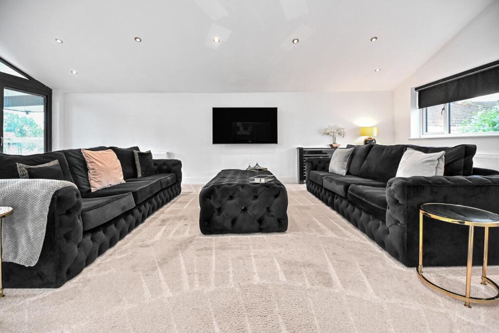 1 Woodstock Drive Lounge (3).jpg