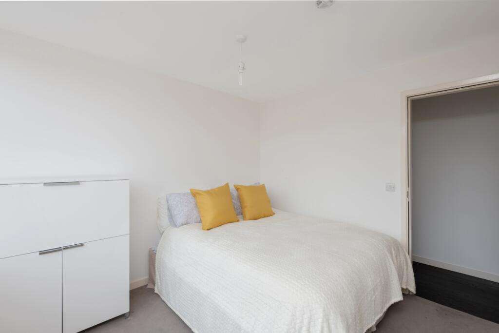 Apartment 5, 14 M...