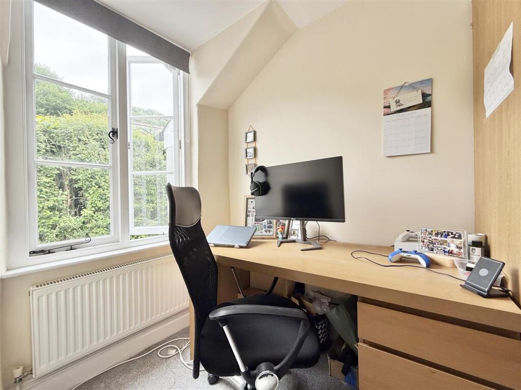 Bed 3 Study Space.jpeg