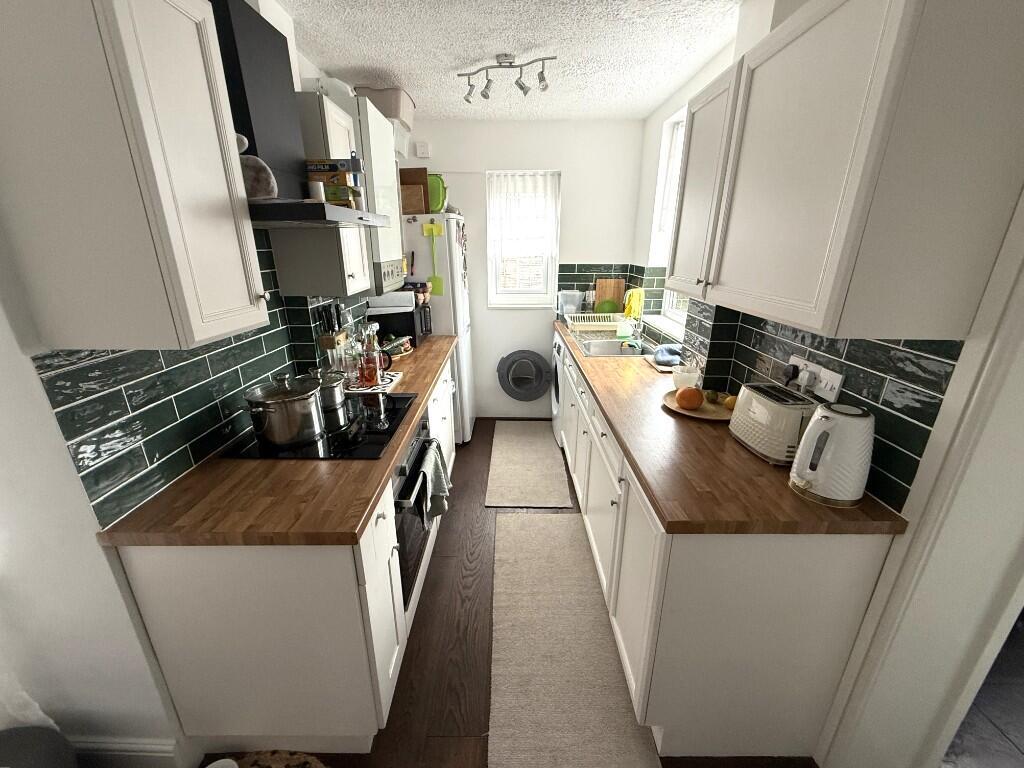 FITTED KITCHEN