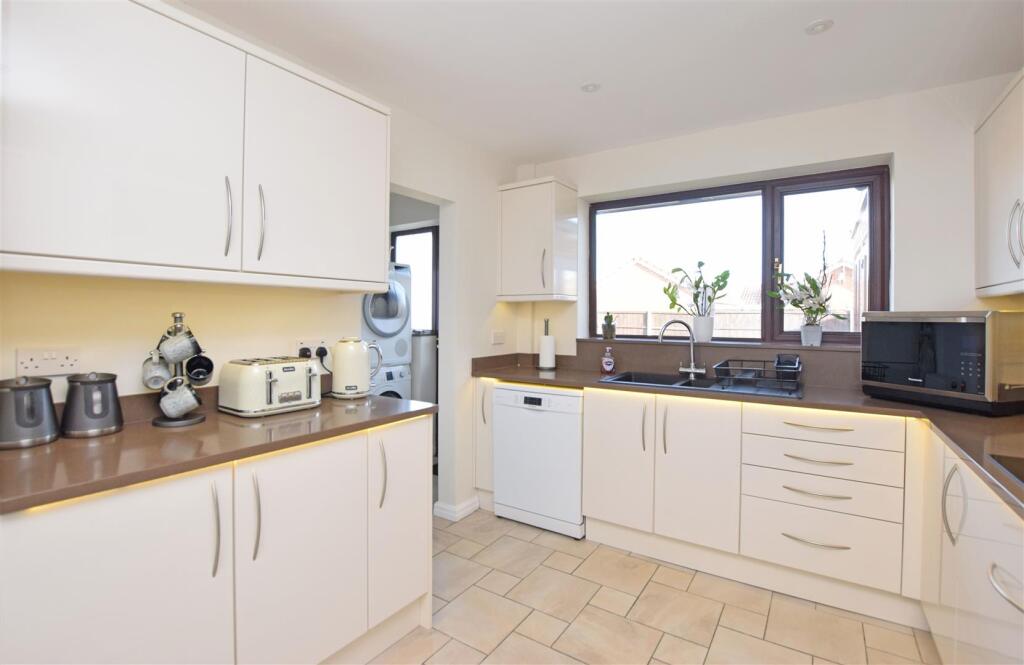 Kitchen V4.JPG