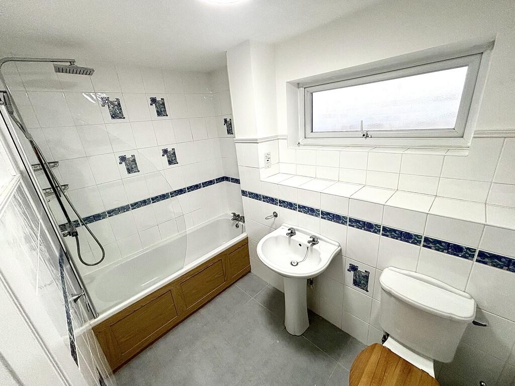 4EC1AF30-294E-43C...