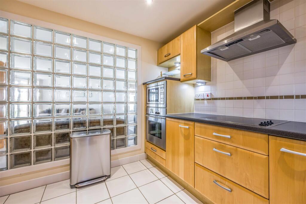 Flat 12, Bay View Gardens 14b, West Cliff Road, Bo