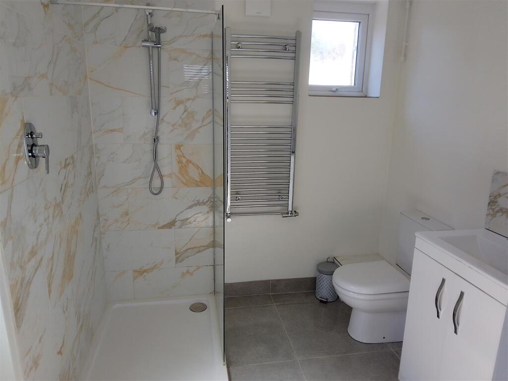 GROND FLOOR SHOWER ROOM
