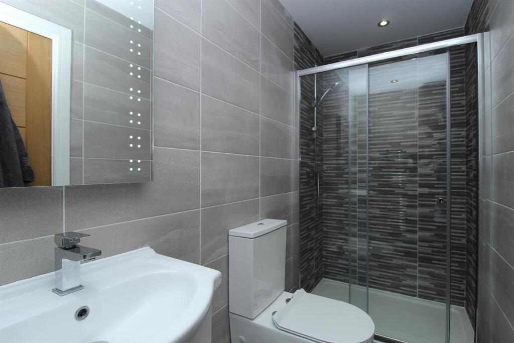 EN SUITE SHOWER ROOM/W.C.