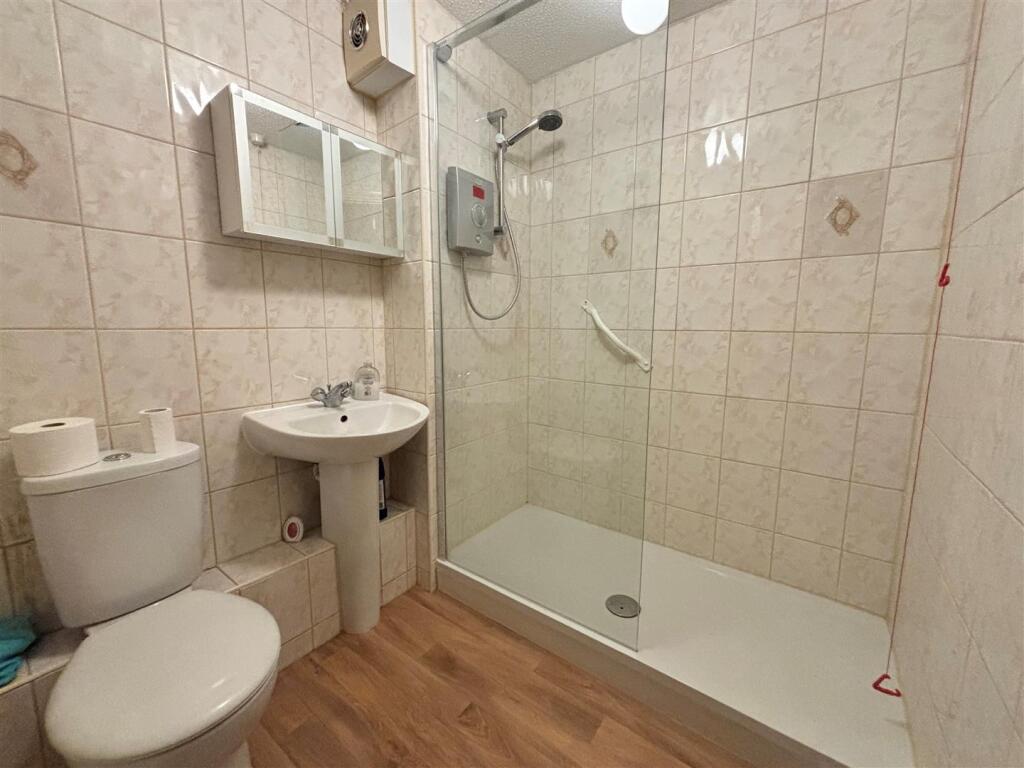 43 st georges ct shower.jpg