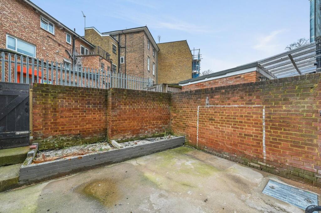 REE - Flat A, 7 Castle Hill Parade - Patio1 (1).jp