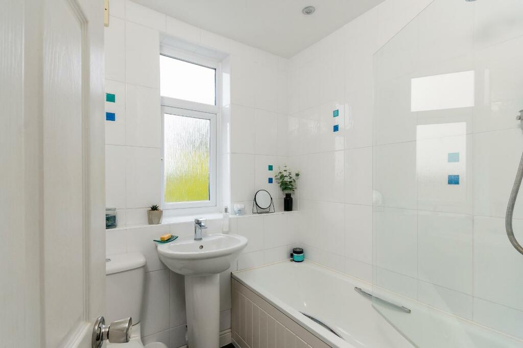 8T5RHD - Bathroom B.jpg