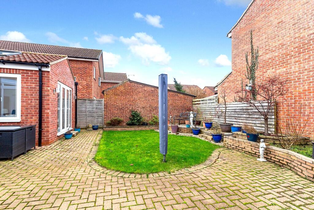 Paddock Close -Garden1