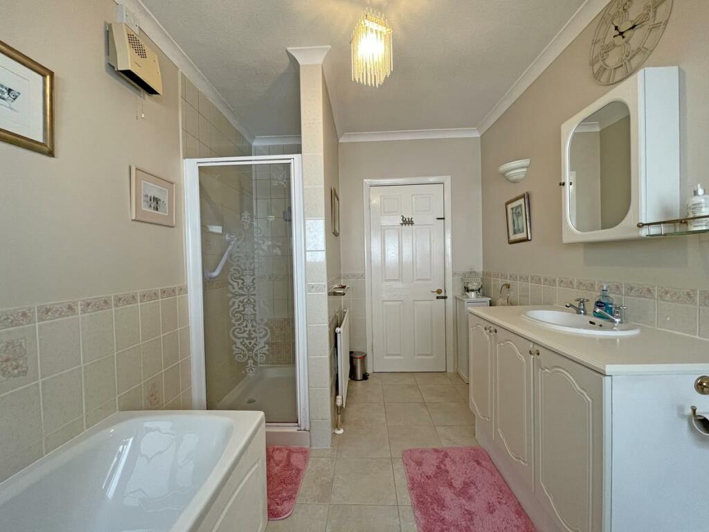 Kingswear Crescent 8 - Bathroom 2.jpg