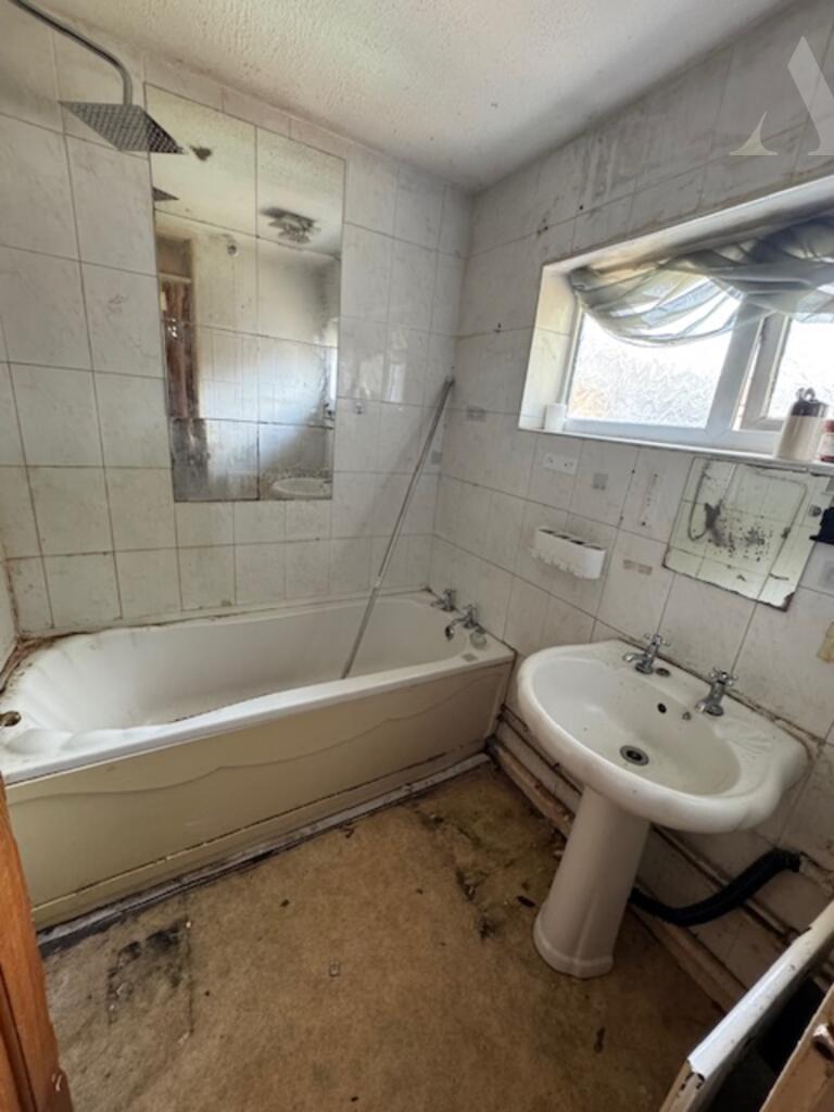 78 Cheltenham Drive Bathroom
