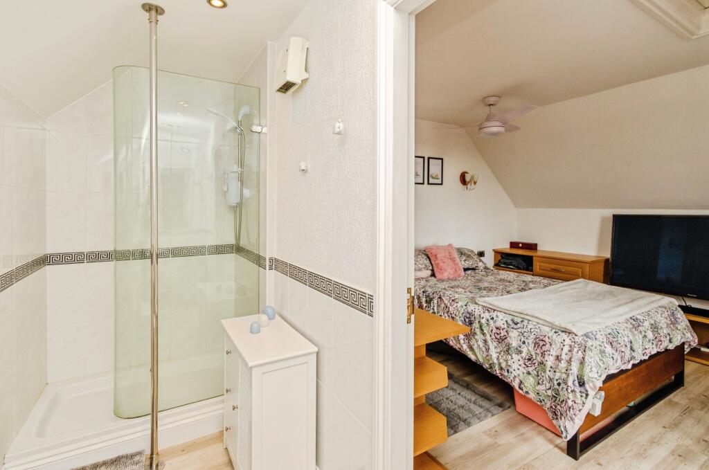 En-suite &amp; Bedroom One