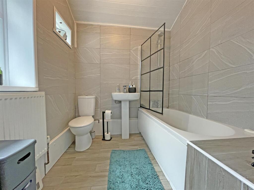 Victory Street 16 - Bathroom.jpg