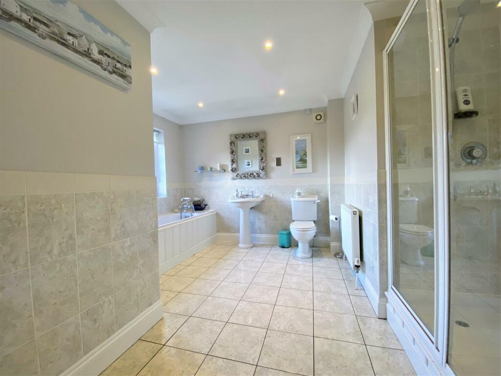 Four-Piece Family Bathroom 667