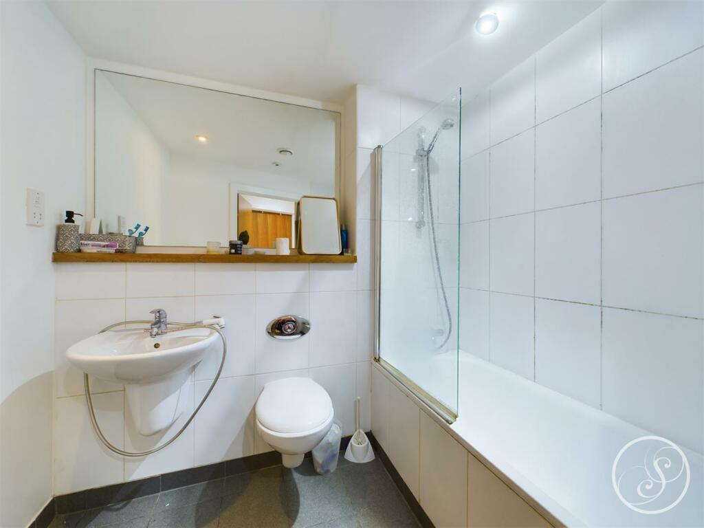 26 Skyline Bathroom