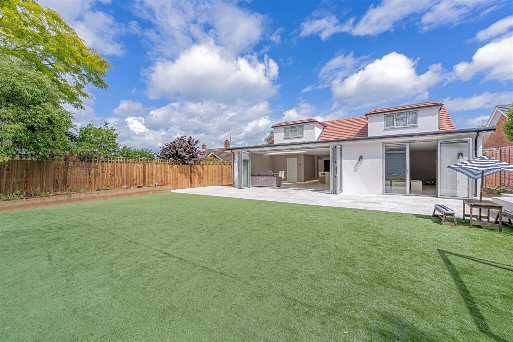 8 Devitt Close, ASHTEAD, KT21_LOW RES16.jpg