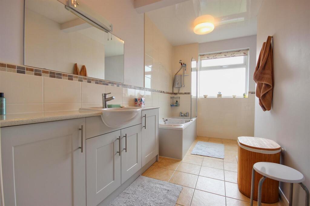 BATHROOM/W.C.