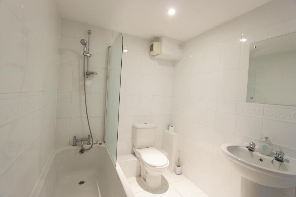 5. bathroom (1).jpg