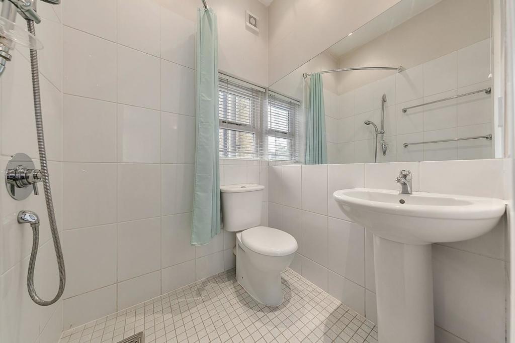 Bathroom (2).jpg