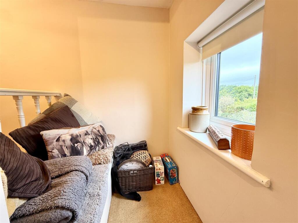 bedroom one window seat