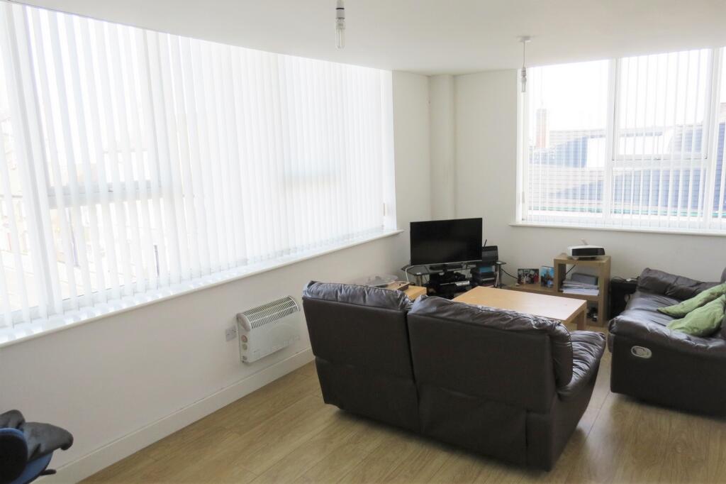 Lounge/Dining