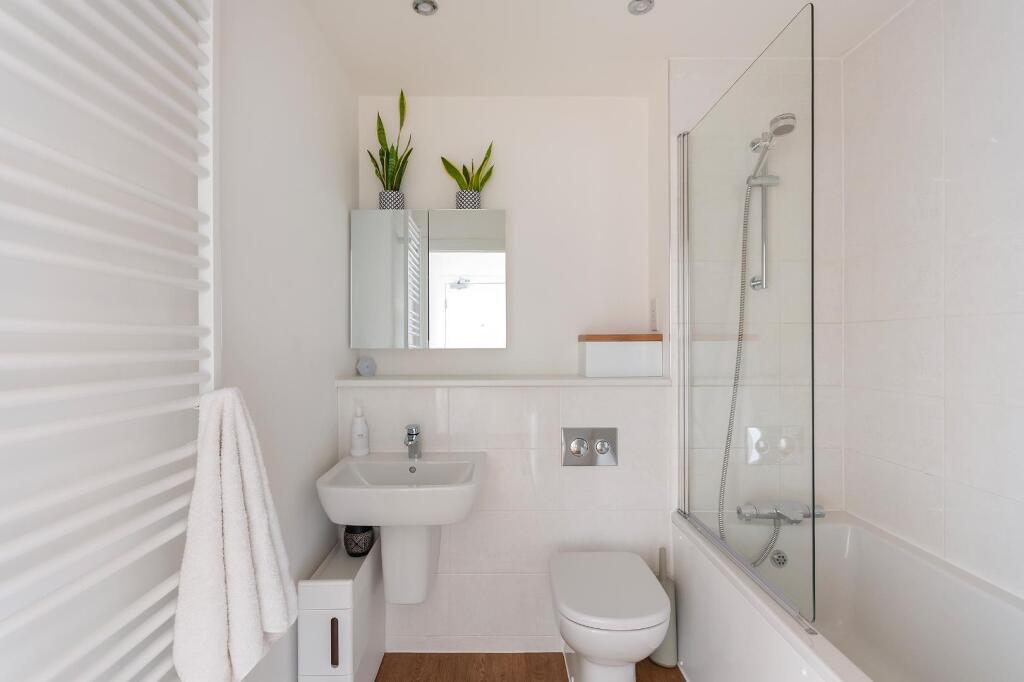 7C4HFS - Bathroom B.jpg