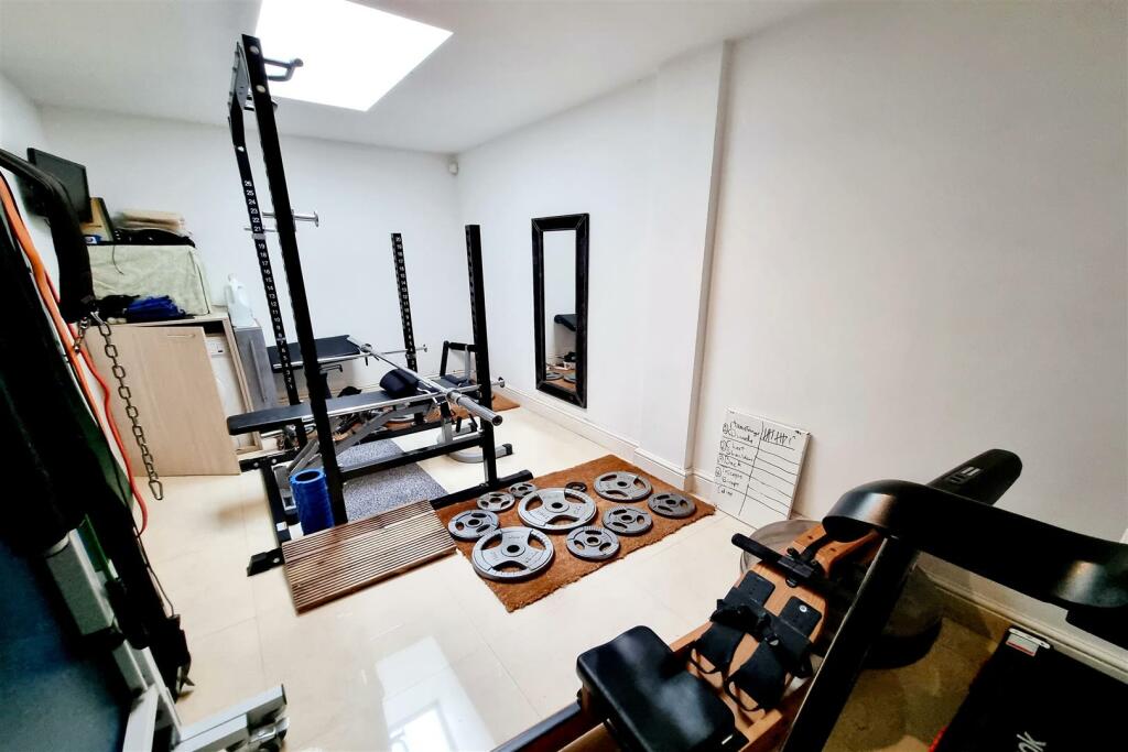 UTILITY ROOM/GARAGE CONVERSION/UTILITY AREA: