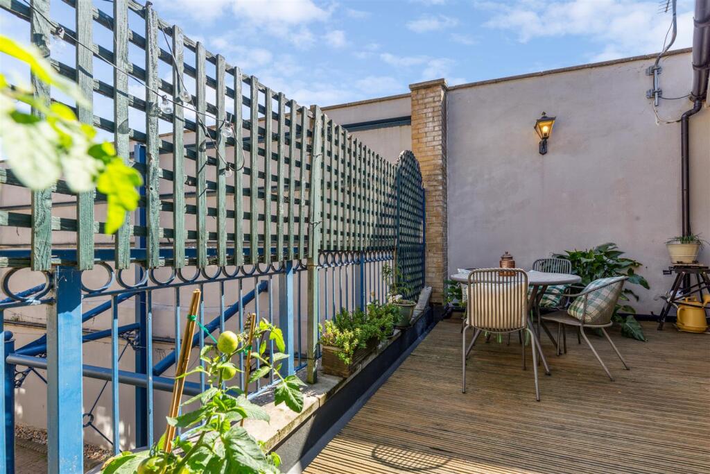 Thames Road, Chiswick, London W4