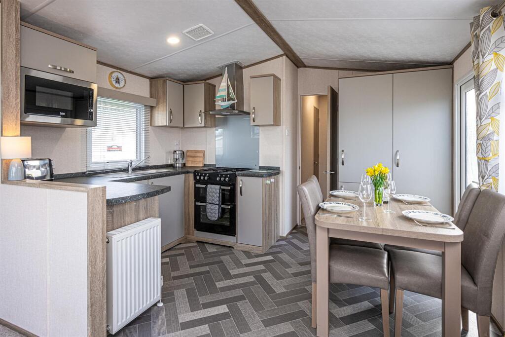 W27-ABERAFON-PARK-KITCHEN-05.jpg