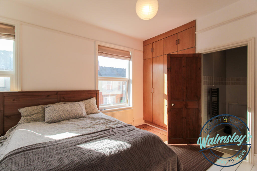 Ensuite to main bedroom