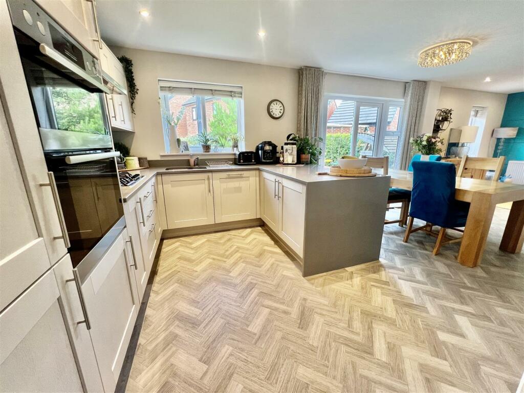 KITCHEN/DINING/FAMILY ROOM
