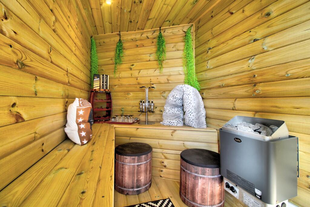 IMG_0674_5_6_Interior 4