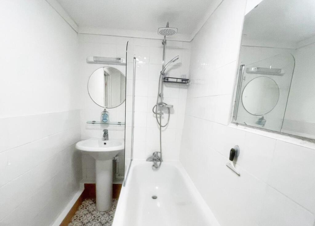 Waterloo Basement 9 Ensuite Bathroom.jpg