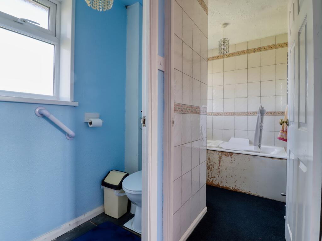 WC and Bathroom EweMove Swindon South 