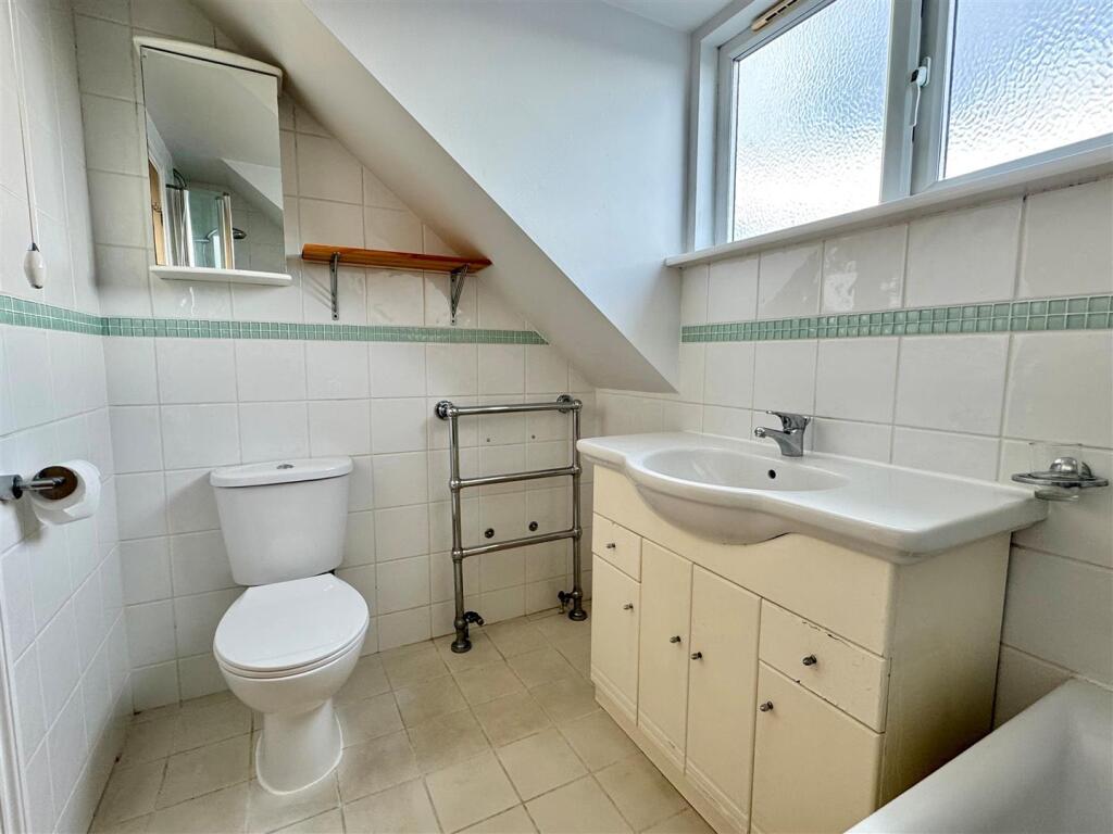 Flat 5, 14 Higher Tower Road Bathroom