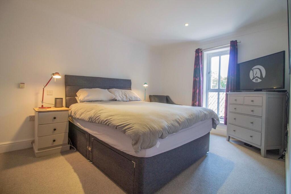 8 St. Edmundsbury Mews [Principal Bedroom] 01.jpg