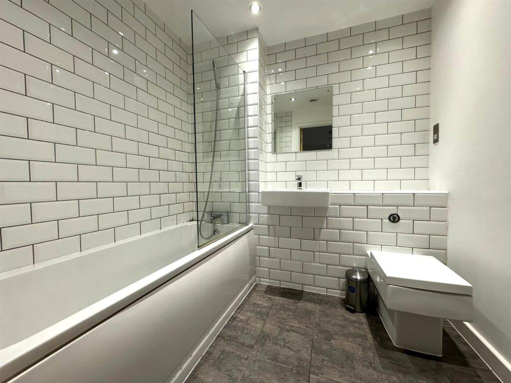 Bathroom pic 2.jpg